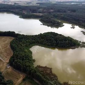 Domki pływające na Jeziorze Smarzewskim Rakowiec