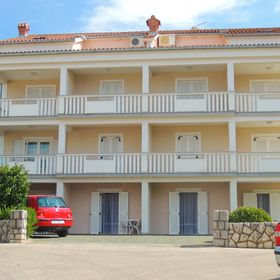 Apartmanok és Szobák Parkolóhellyel Malinska, Krk - 20371 Malinska