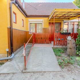 Sárga Ház A Kék Úton Becske