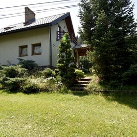 Dom wśród modrzewi Uście Gorlickie