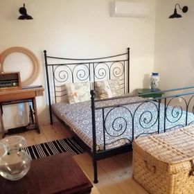 Domek drewniany na wsi 