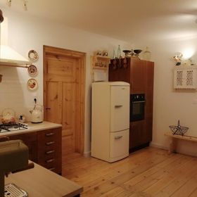 Domek drewniany na wsi 