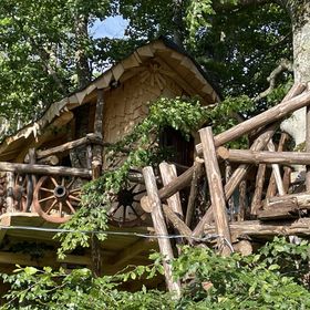 Casa pe copaci cu nouă roți Calonda