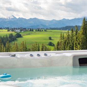 Dom z widokiem na góry i prywatnym jacuzzi w Zębie