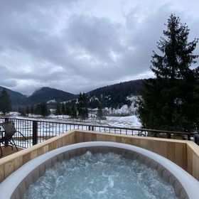 Tiny One cu Jacuzzi Lacu Roşu