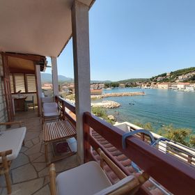 Apartment Next to the sea Jelsa