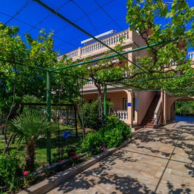 Apartments Ivan C Lopar