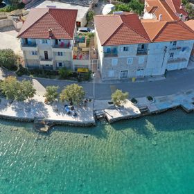 Apartments Tiho Vinisce