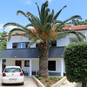 Apartment Ivana with jacuzzi Vir