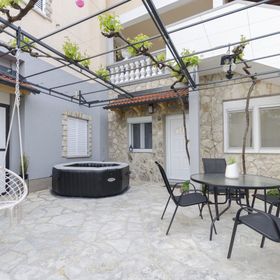 Apartment Maja with Jacuzzi Rupe