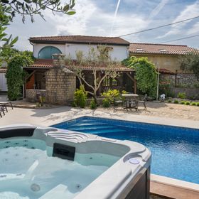 House Stone Lady Dobrinj