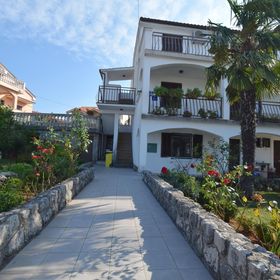 Apartment Milica Njivice II