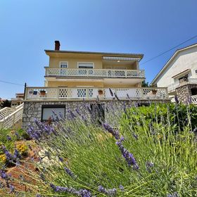 Apartment Rozi with Sea View Silo