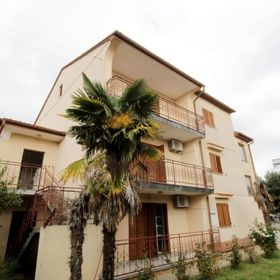 Apartments LEO with pool Umag