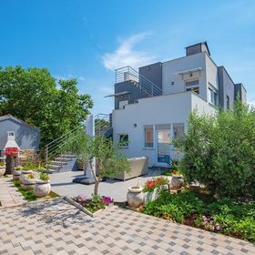 Hamilton Building Medulin