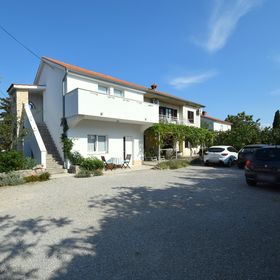 Apartmanok és Szobák Parkolóhellyel Omisalj, Krk - 20485 Omišalj