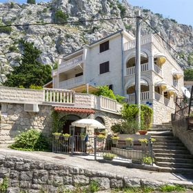 Apartmanok Parkolóhellyel Omis - 20787 Omiš