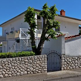 Szobák Magán Parkolóhellyel Novi Vinodolski - 21509