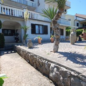 Apartmanok Parkolóhellyel Njivice, Krk - 21871 Njivice