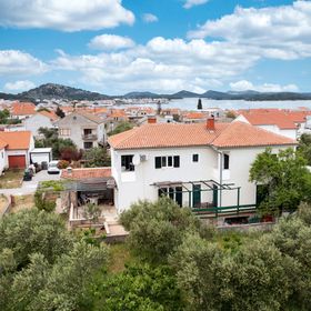 Apartmanok Parkolóhellyel Murter - 22405