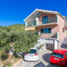 Apartmanok Családok Részére Medencével Kastel Novi, Kastela - 22569 Kaštel Novi