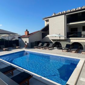 Apartments Villa Milas with pool Jesenice