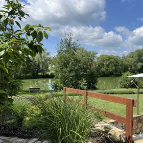 Chalupa nad rybníkem Straškov-Vodochody