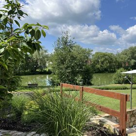 Chalupa nad rybníkem Straškov-Vodochody