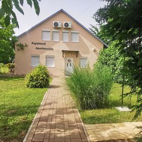 Rigófészek Apartmanház Gárdony