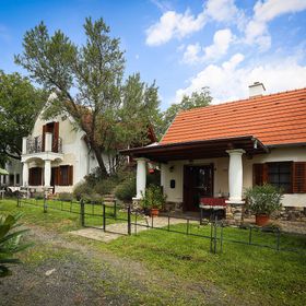 Káli Borház - Nyaralóházak Köveskál