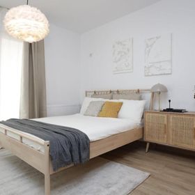 Tranquil Studio Oasis with Chic Decor București