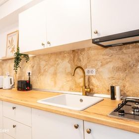 Central Cozy Apartment with Balcony București