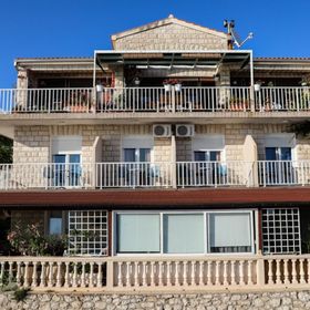 Apartment and Rooms Marlene Milna