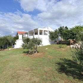 Apartments Edi Razanac