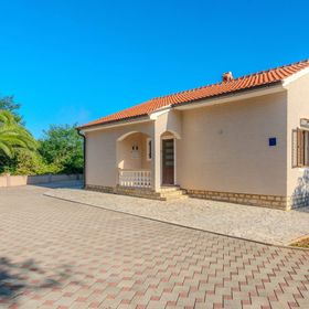 House Suric Privlaka