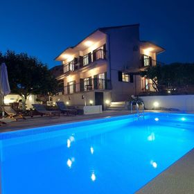 House Mrčela 200m from beach Okrug Gornji