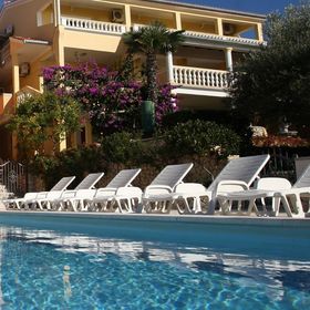 Apartments Mladen Vrsi