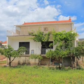 Apartmanok Parkolóhellyel Trogir - 23205