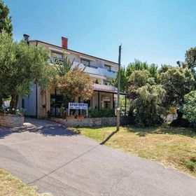 Apartmanok és Szobák Parkolóhellyel Banjol, Rab - 23468 Banjol