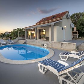 House Baras garden Mirca