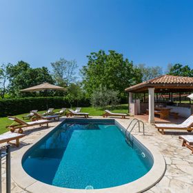 House Morena s bazenom Tinjan