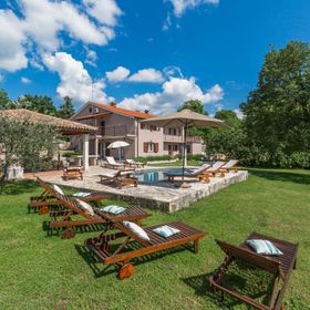 House Morena s bazenom Tinjan