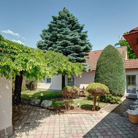 DOMEČEK u zámeckého parku