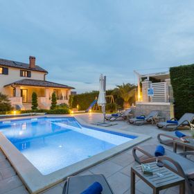 Villa Anabel s bazenom i whirlpool-om Kastelir II