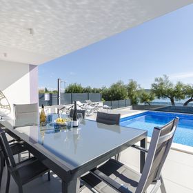 Apartment Adriatic with pool Vodice