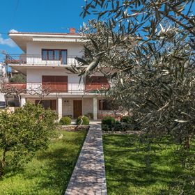 Apartment Domi Okrug Gornji