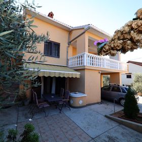 Apartment Gašpe Sutomiscica