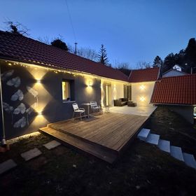 Házikó a város felett Pécs