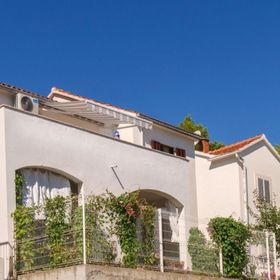 Apartment Pavlo Postira