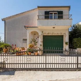 House Peace Kastel Sucurac